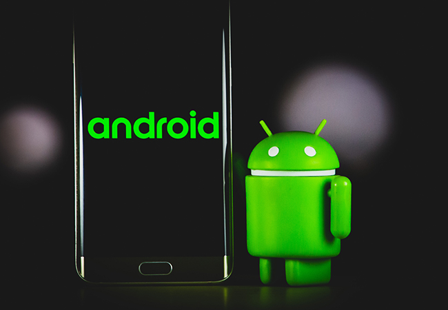 Android-Backup: Handy mit Android-Schriftzug und Android-Symbolfigur. Bild: Unsplash/Denny Müller